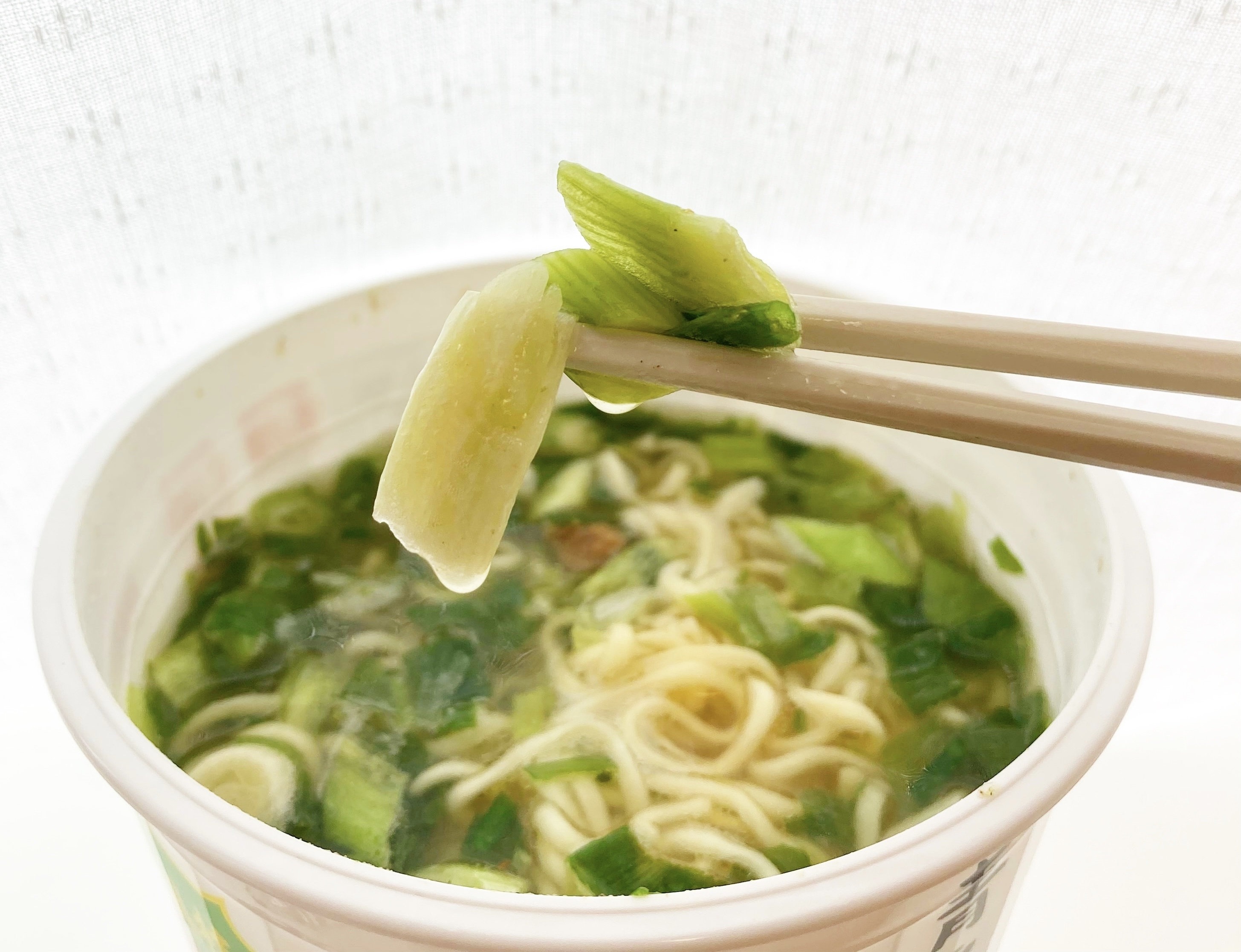 LAWSON(ローソン)の期間限定商品「感謝還元チャレンジ記念商品 サンヨー ネギバカ 青ネギオイル仕立てのにんにく塩ラーメン ネギ具材48%増量」