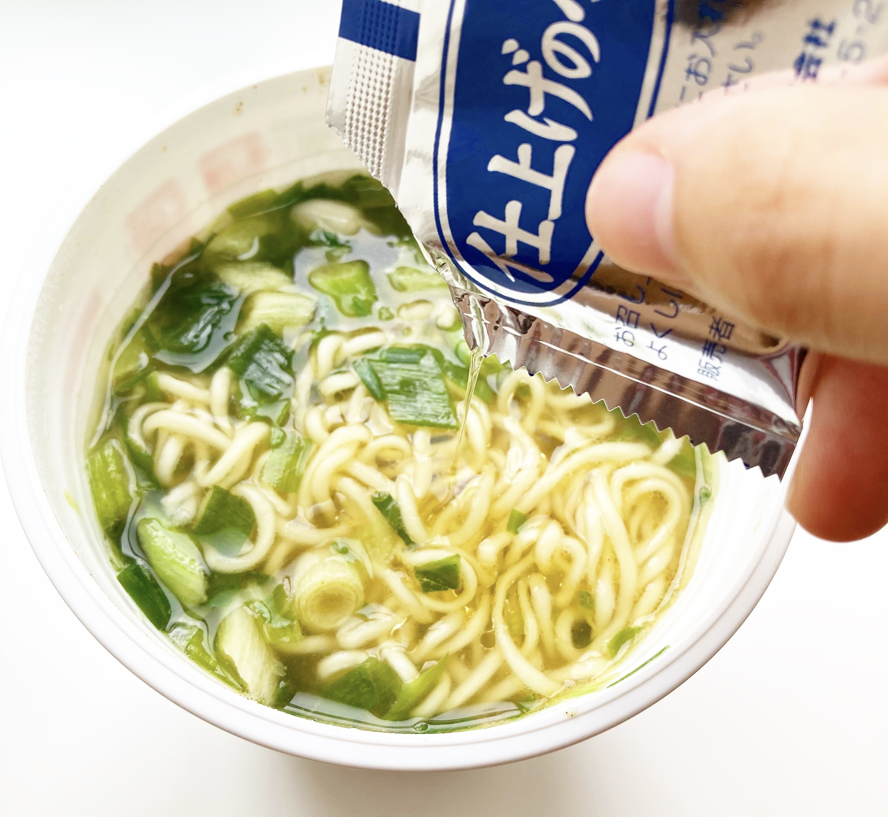 LAWSON（ローソン）の期間限定商品「感謝還元チャレンジ記念商品 サンヨー ネギバカ 青ネギオイル仕立てのにんにく塩ラーメン ネギ具材48％増量」