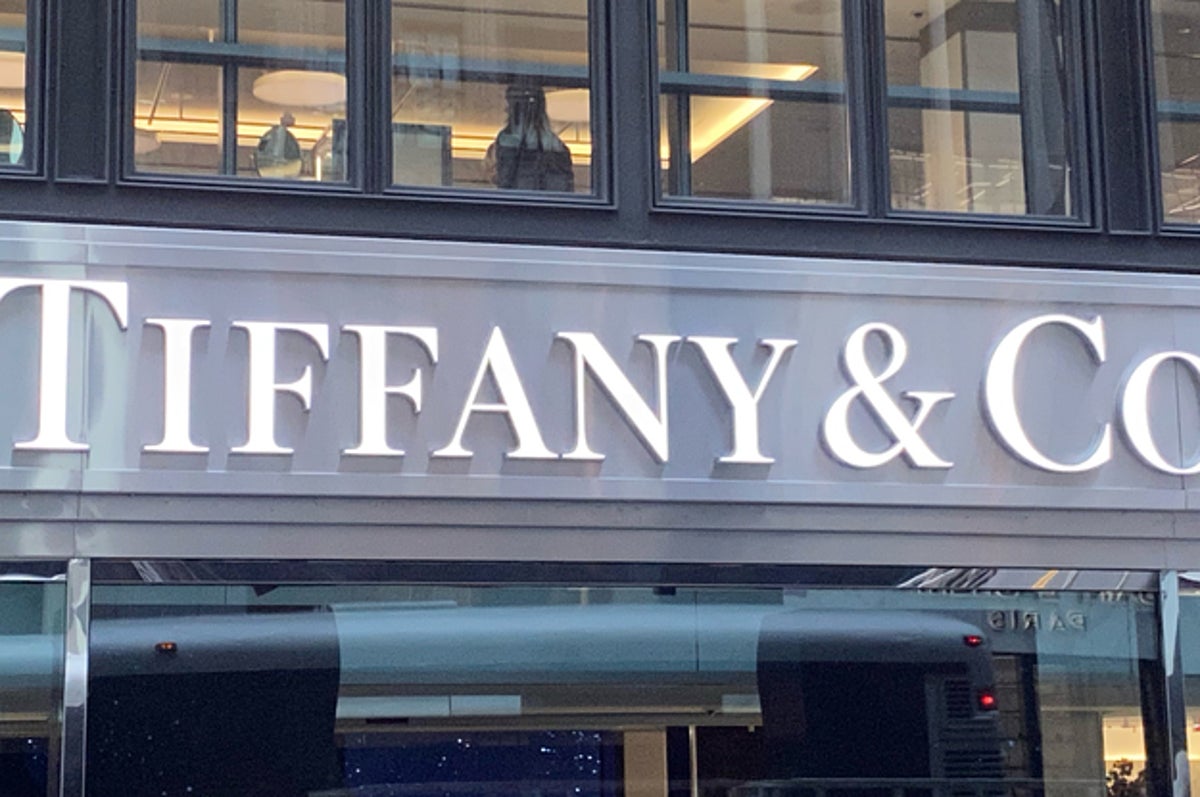 Fire tears through newly refurbished Tiffany building on Manhattan's Fifth  Avenue