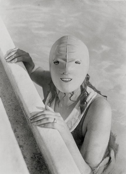 一个人在一个游泳的面具