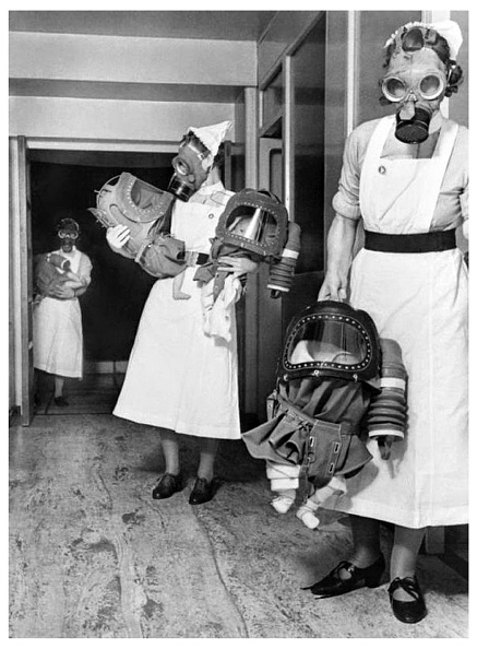 护士在婴儿测试防毒面具