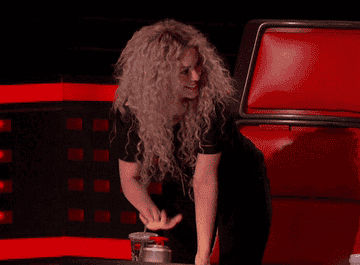 Shakira repeatedly clicking her button on The Voice