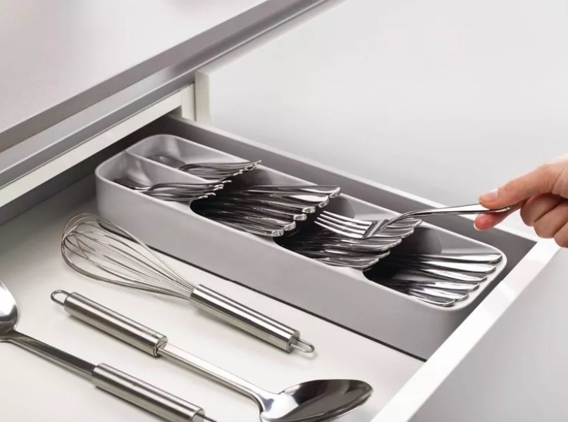 The cutlery organizer in use