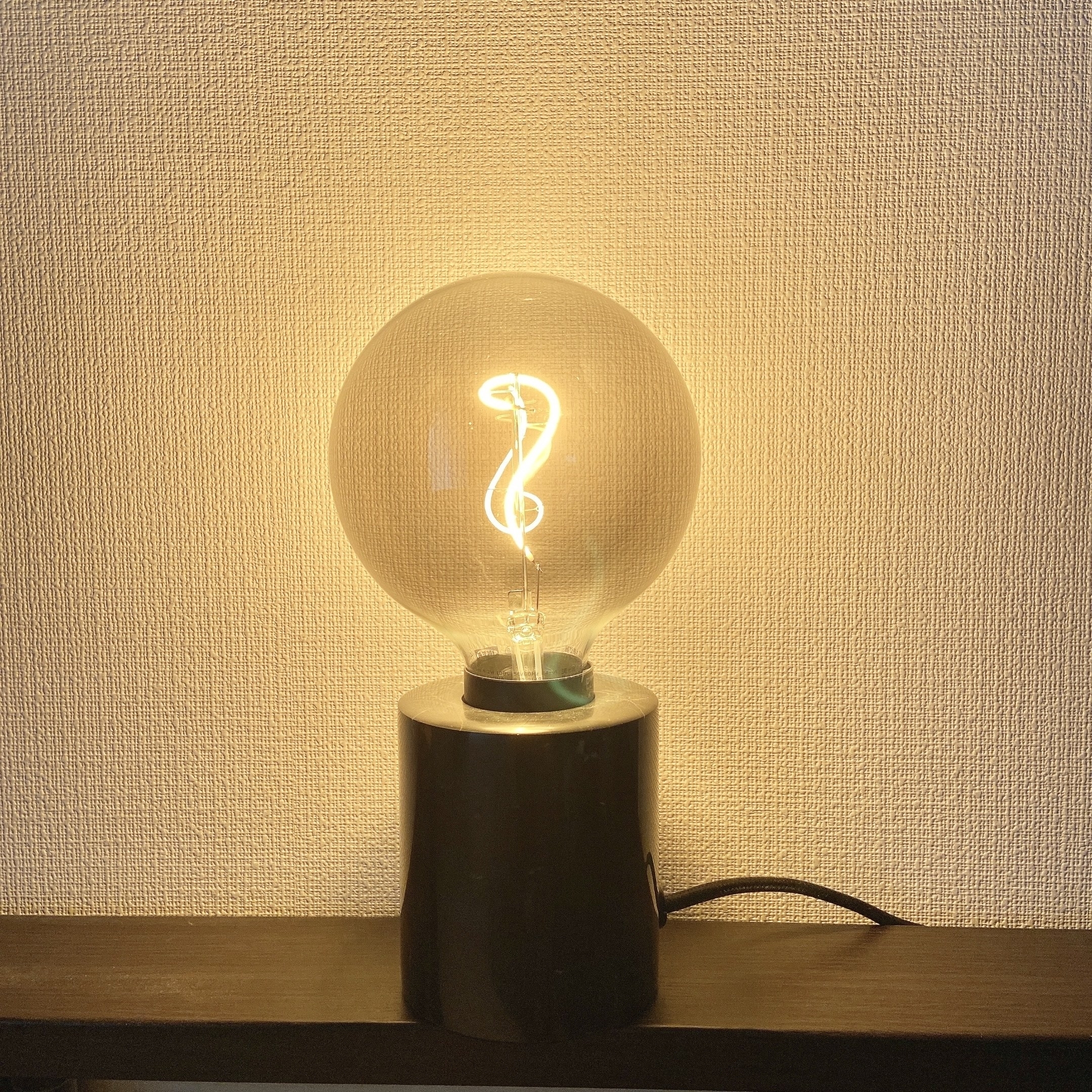 IKEA（イケア）のおすすめの照明「MARKFROST マルクフロスト / MOLNART モールナルト（テーブルランプ 電球付き）」