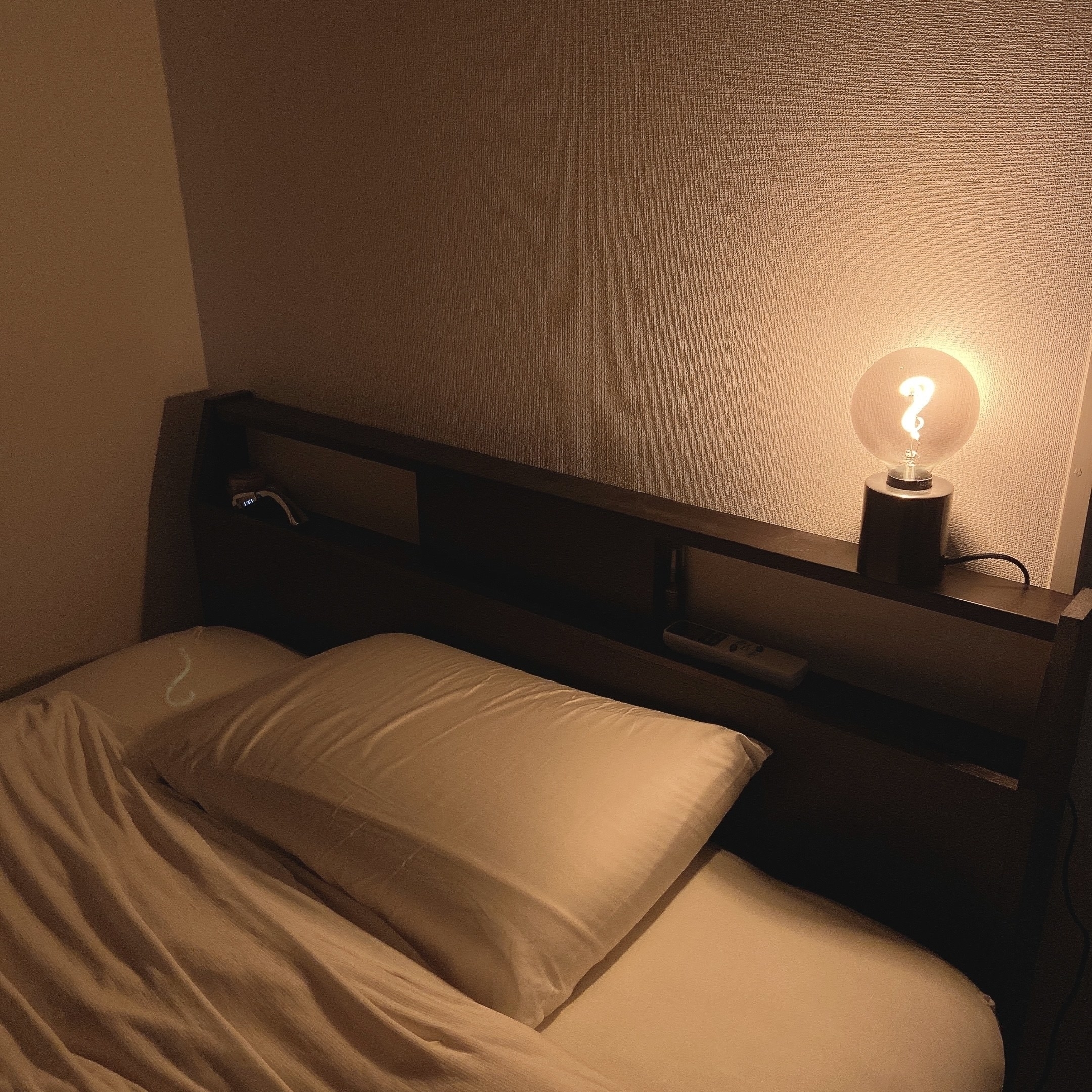 IKEA（イケア）のおすすめの照明「MARKFROST マルクフロスト / MOLNART モールナルト（テーブルランプ 電球付き）」