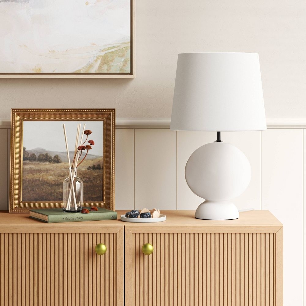 White geometric ceramic table lamp
