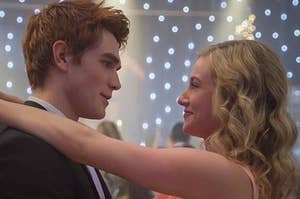 Archie and Betty dancing and looking at each other in season 1