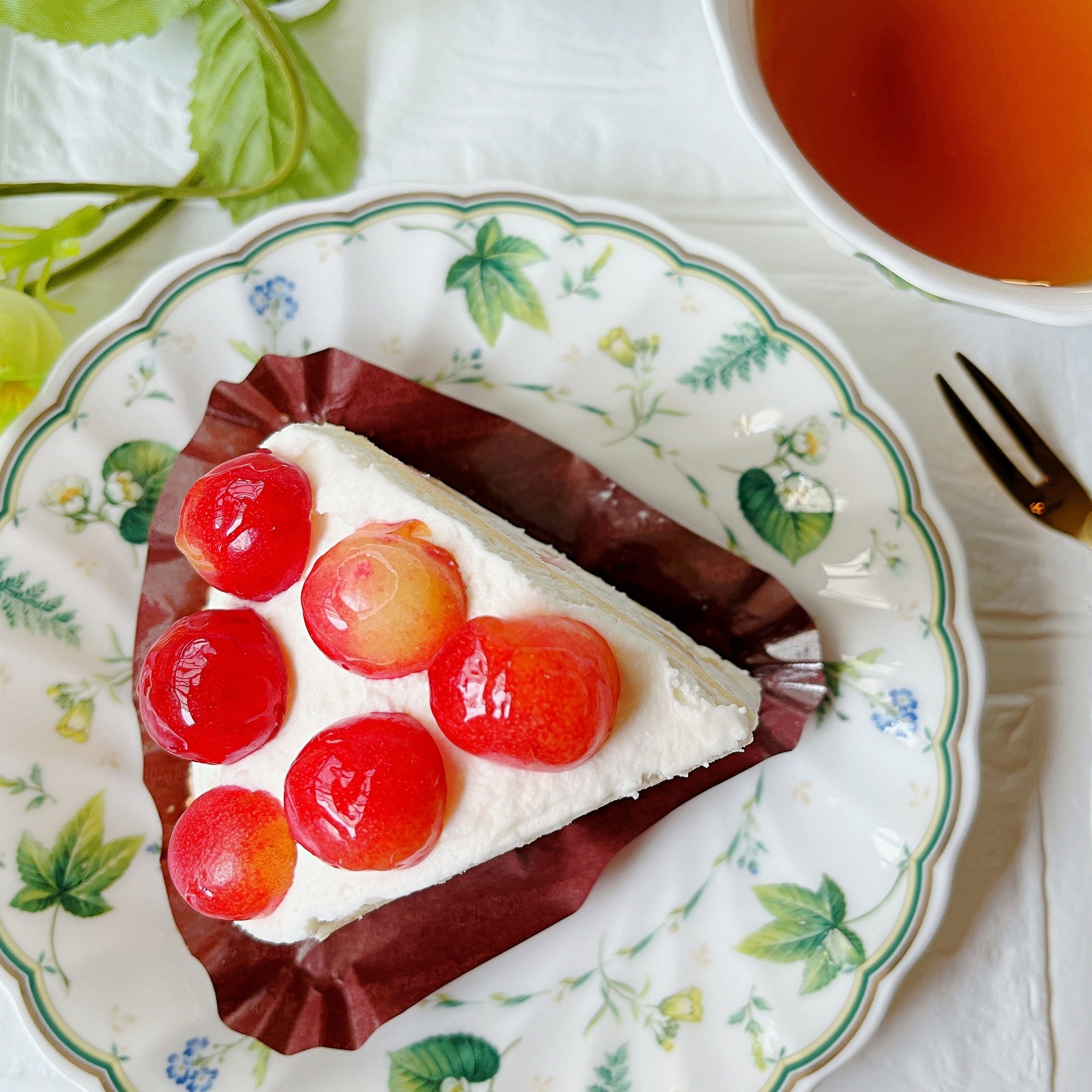 Châteraisé（シャトレーゼ）おすすめの季節限定スイーツ「フルーツボンブケーキ 国産さくらんぼ」