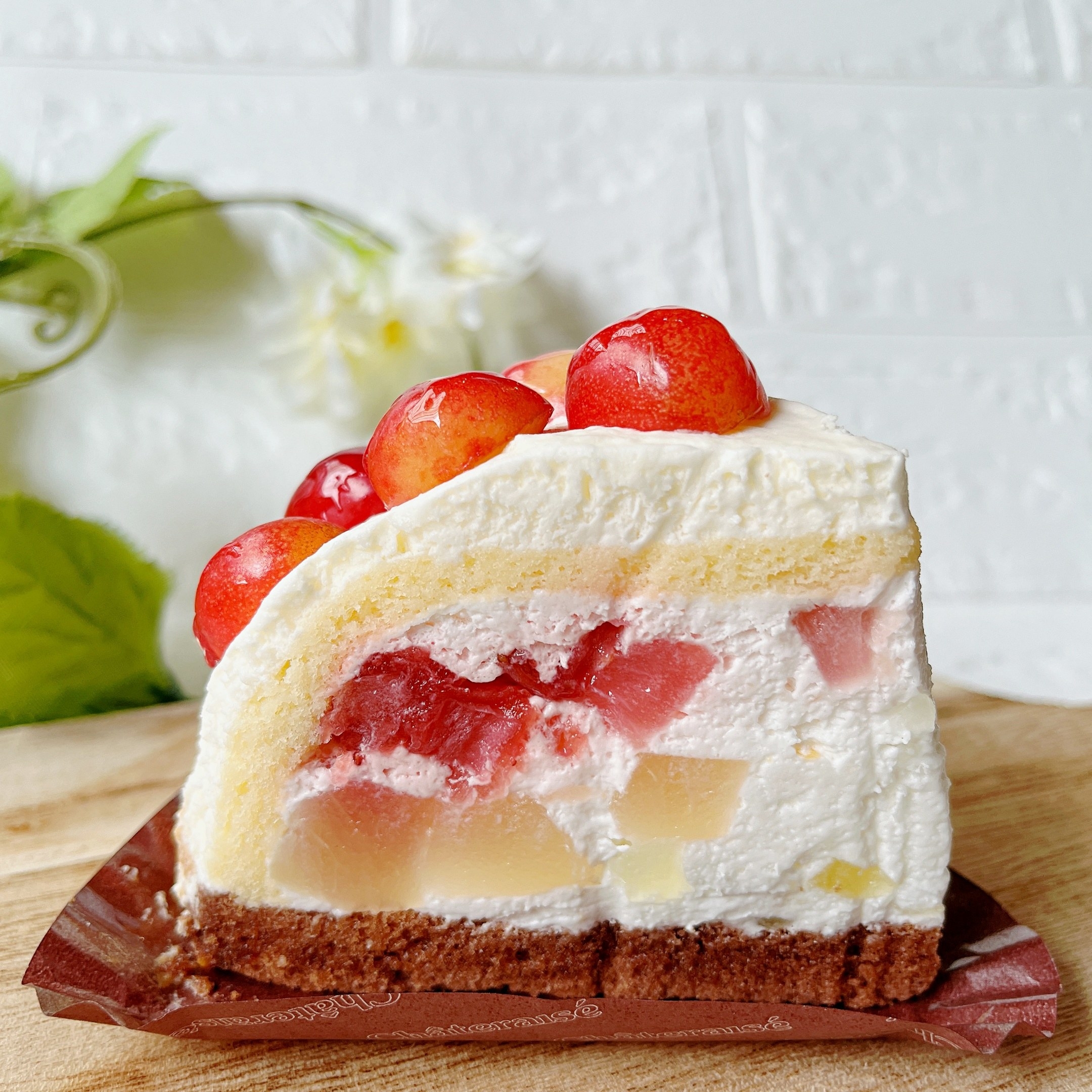 Châteraisé（シャトレーゼ）おすすめの季節限定スイーツ「フルーツボンブケーキ 国産さくらんぼ」