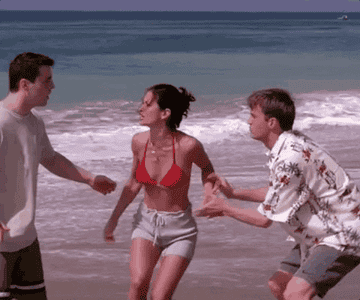 &quot;Friends&quot; cast on the beach and Monica gets a jellyfish sting