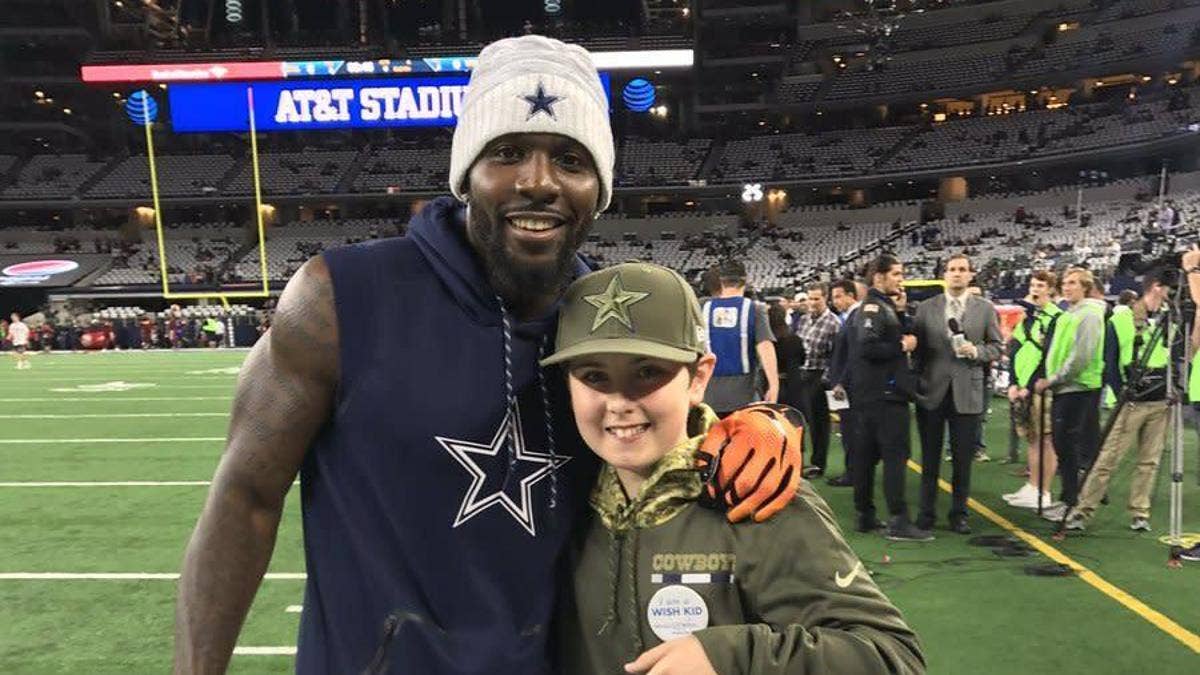 Before last night's contest between the Dallas Cowboys and Washington Redskins, Dez Bryant gifted a lucky fan with his Air Jordan 13 Low cleats.