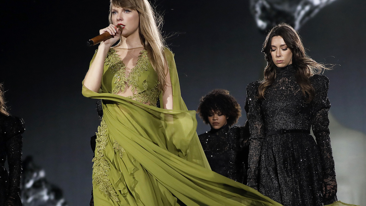Taylor Swift Swallowed A Bug On Stage During Her Most Recent Eras
