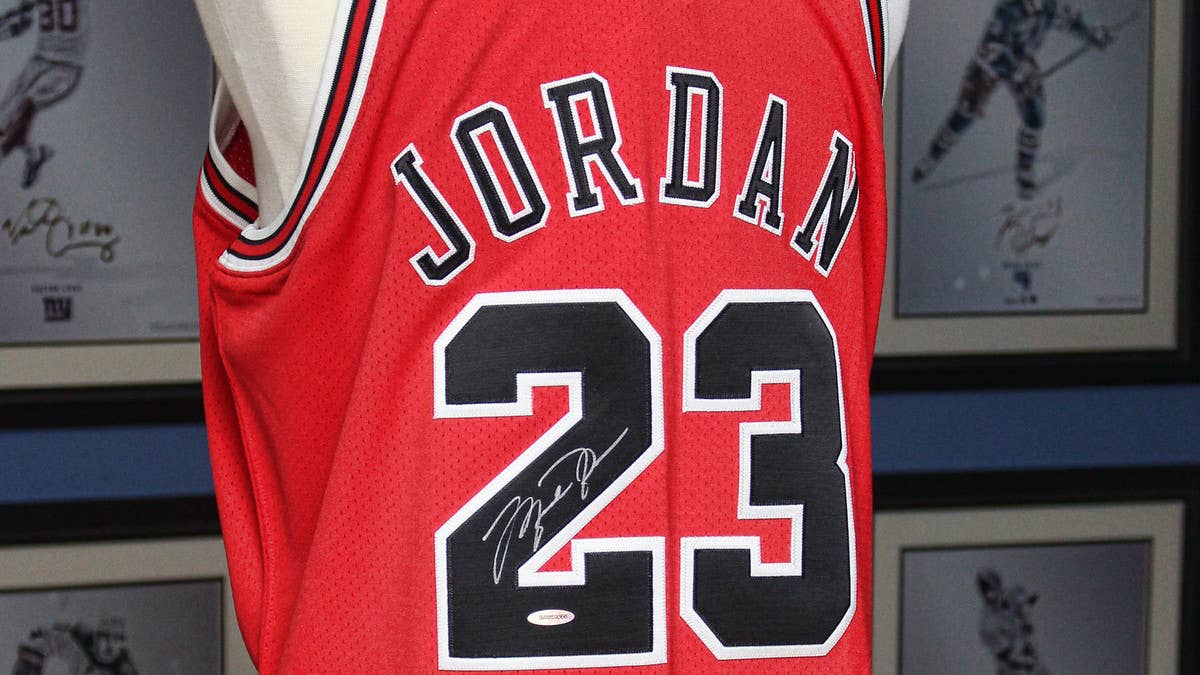 Steiner Sports is doing a giveaway for a signed Chicago Bulls Michael Jordan jersey. Find out how to get the rare piece of autographed Jordan memorabilia here.