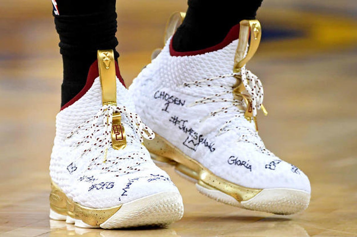 recursos humanos Archivo sonriendo SoleWatch: Championship Gold Nike LeBron 15s for the NBA Finals | Complex