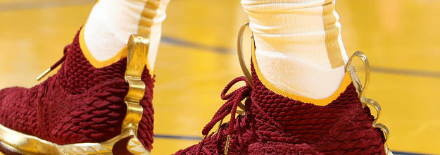 Lebron 15 sale burgundy and gold