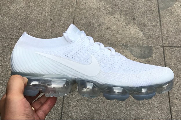 Vapormax store triple white