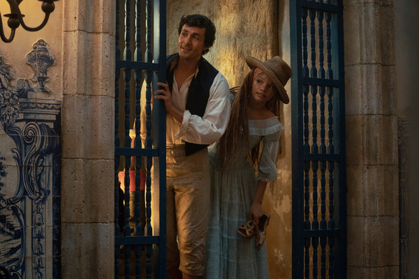 Jonah and Halle picking out from behind a gate in a scene from the movie