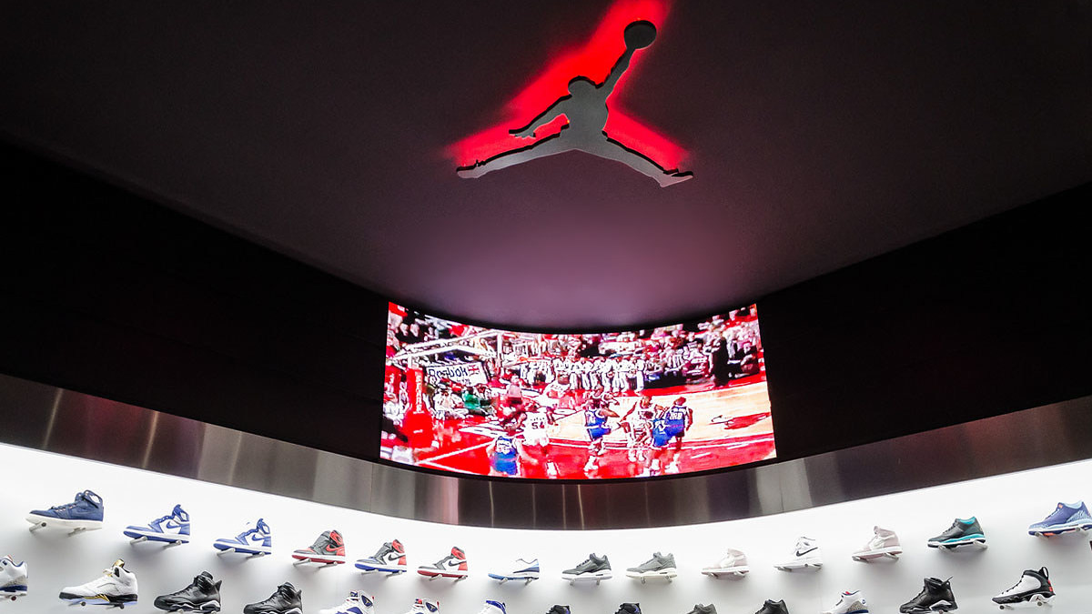objetivo Cerebro ozono This Sneaker Store Has an Interactive Air Jordan Room | Complex
