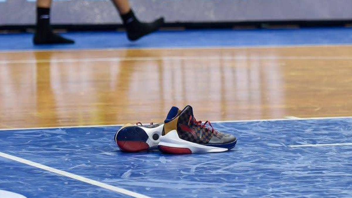 Yi Jianlian took off his Li-Ning sneakers in the middle of the game as a form of protest.
