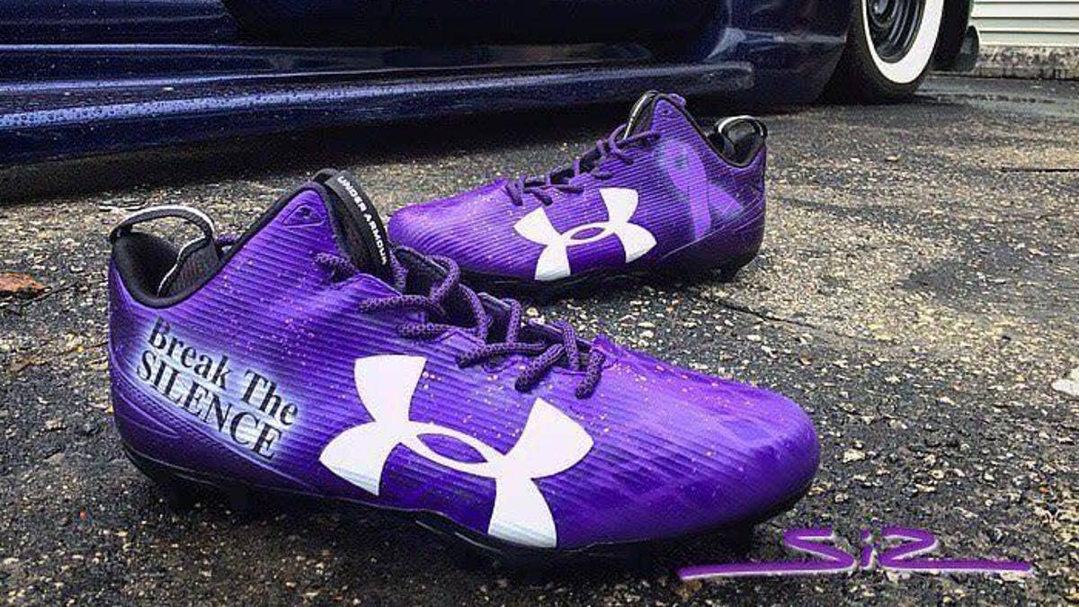 Baltimore Ravens wide receiver Steve Smith takes a stand against domestic violence with custom cleats.