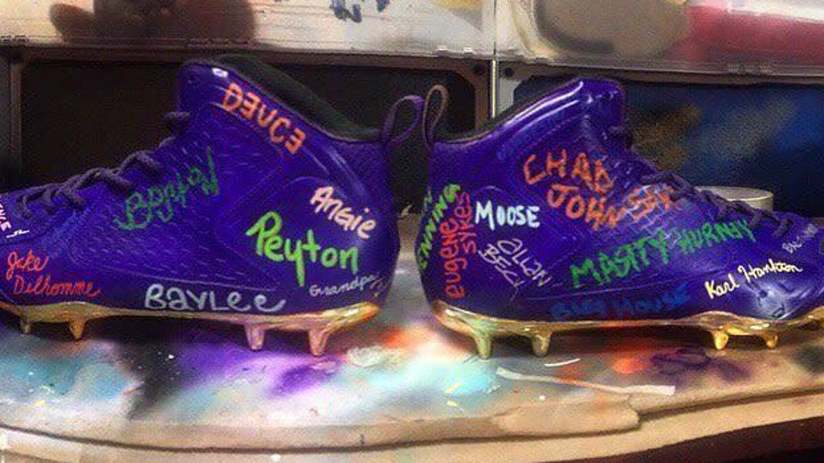 Steve Smith pays tribute to friends and family on custom cleats for final game.