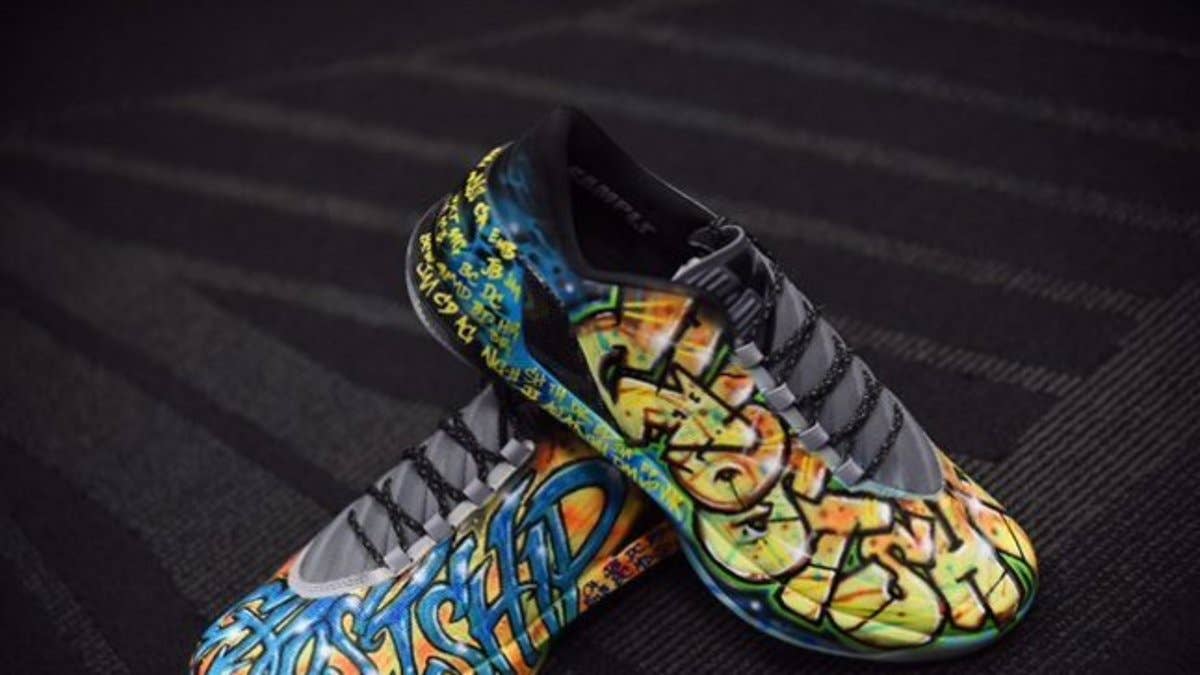 Stephen Curry wore custom sneakers to honor the victims of the Oakland fire against the Knicks.
