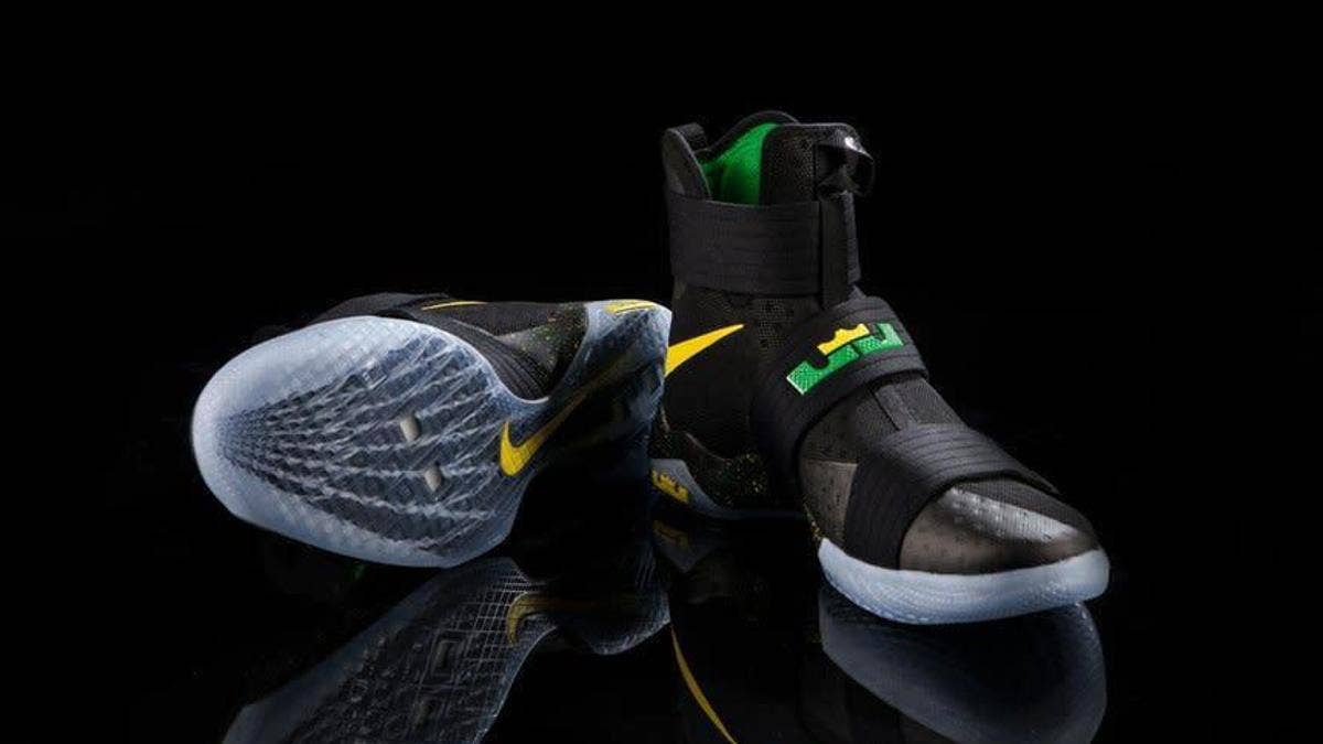 Another game, another pair of exclusive Nikes for the Oregon Ducks.