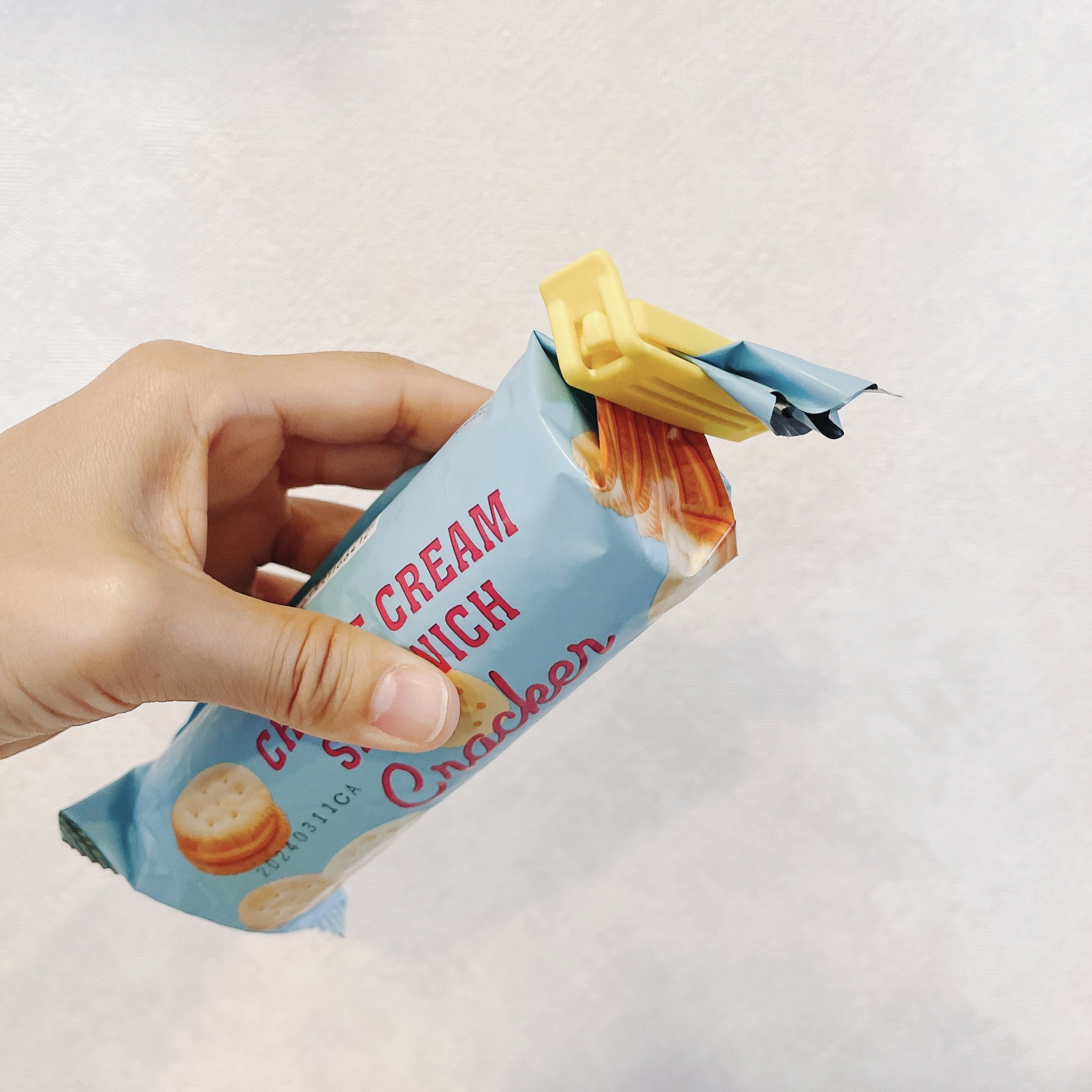 業務スーパーのオススメのお菓子「チーズクリームサンドクラッカー」