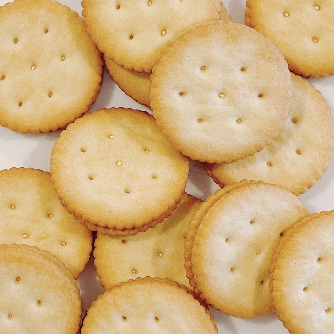 業務スーパーのオススメのお菓子「チーズクリームサンドクラッカー」