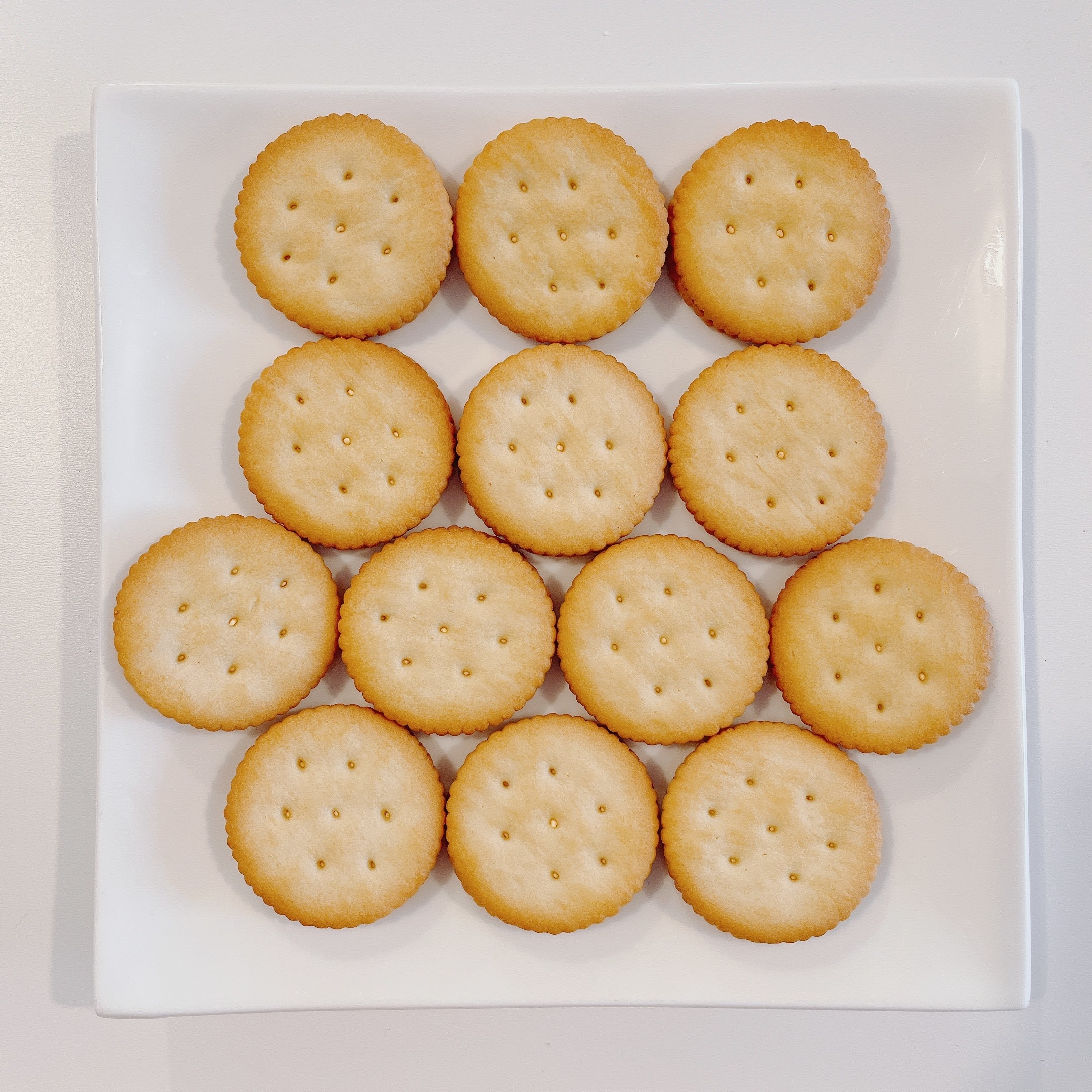 業務スーパーのオススメのお菓子「チーズクリームサンドクラッカー」