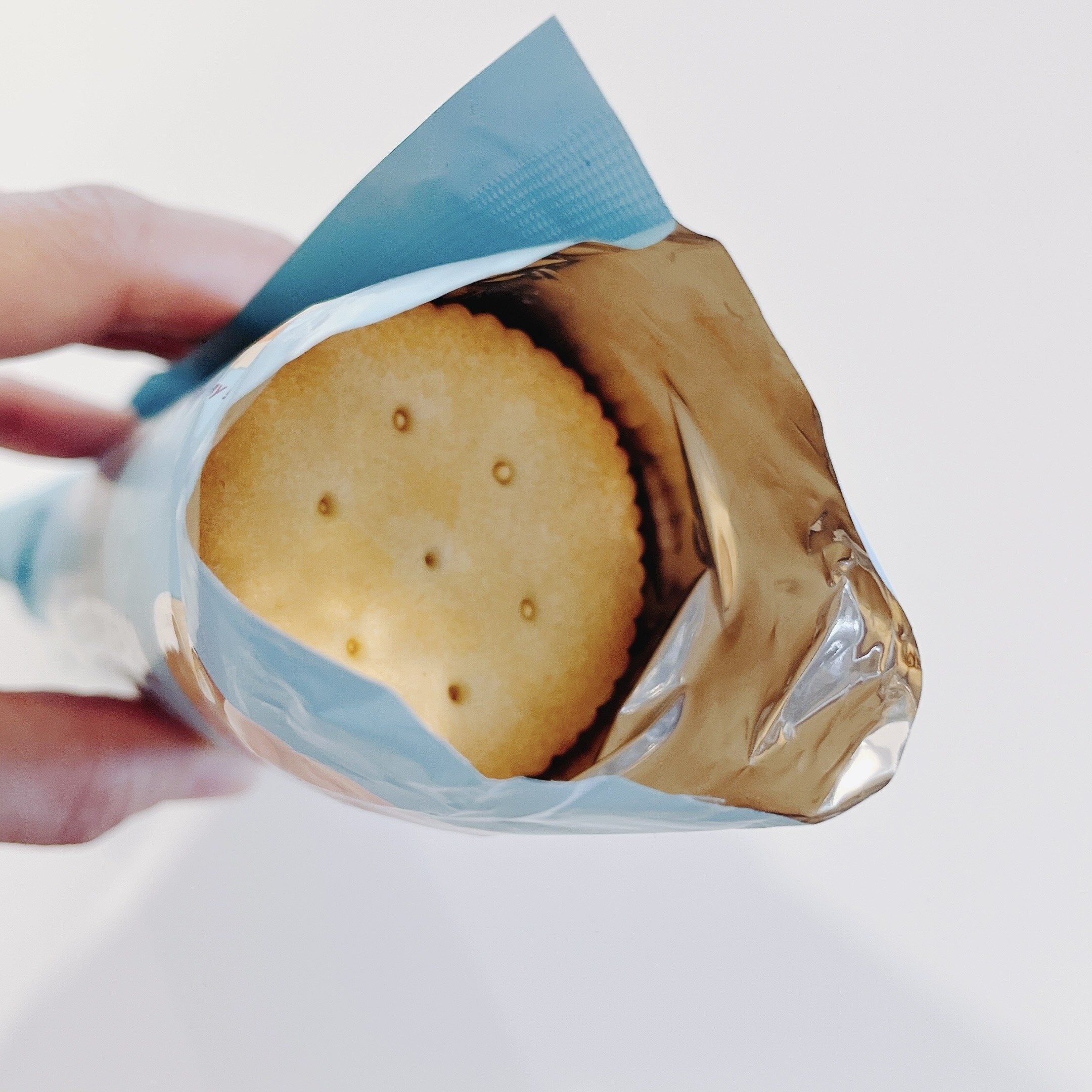 業務スーパーのオススメのお菓子「チーズクリームサンドクラッカー」