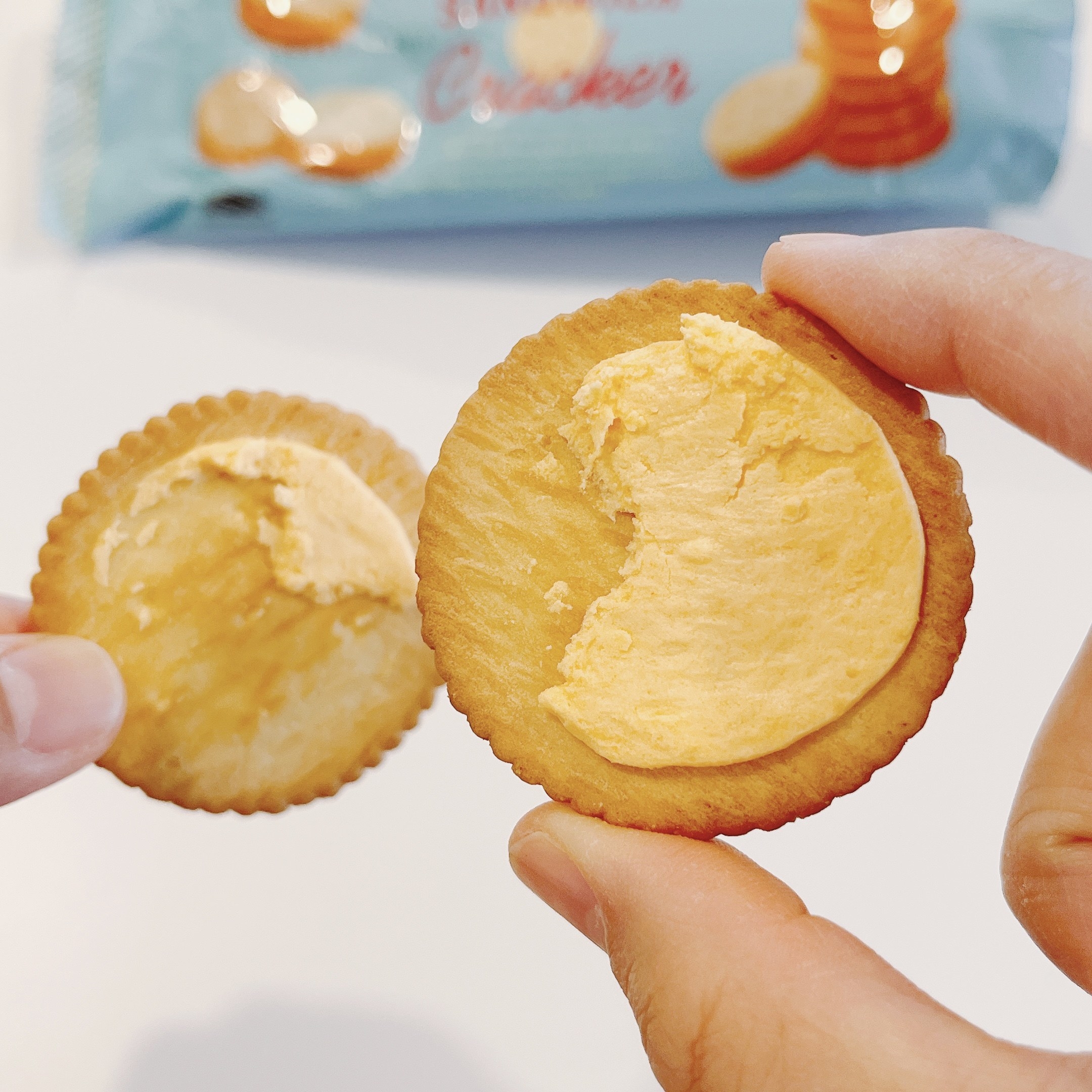 業務スーパーのオススメのお菓子「チーズクリームサンドクラッカー」