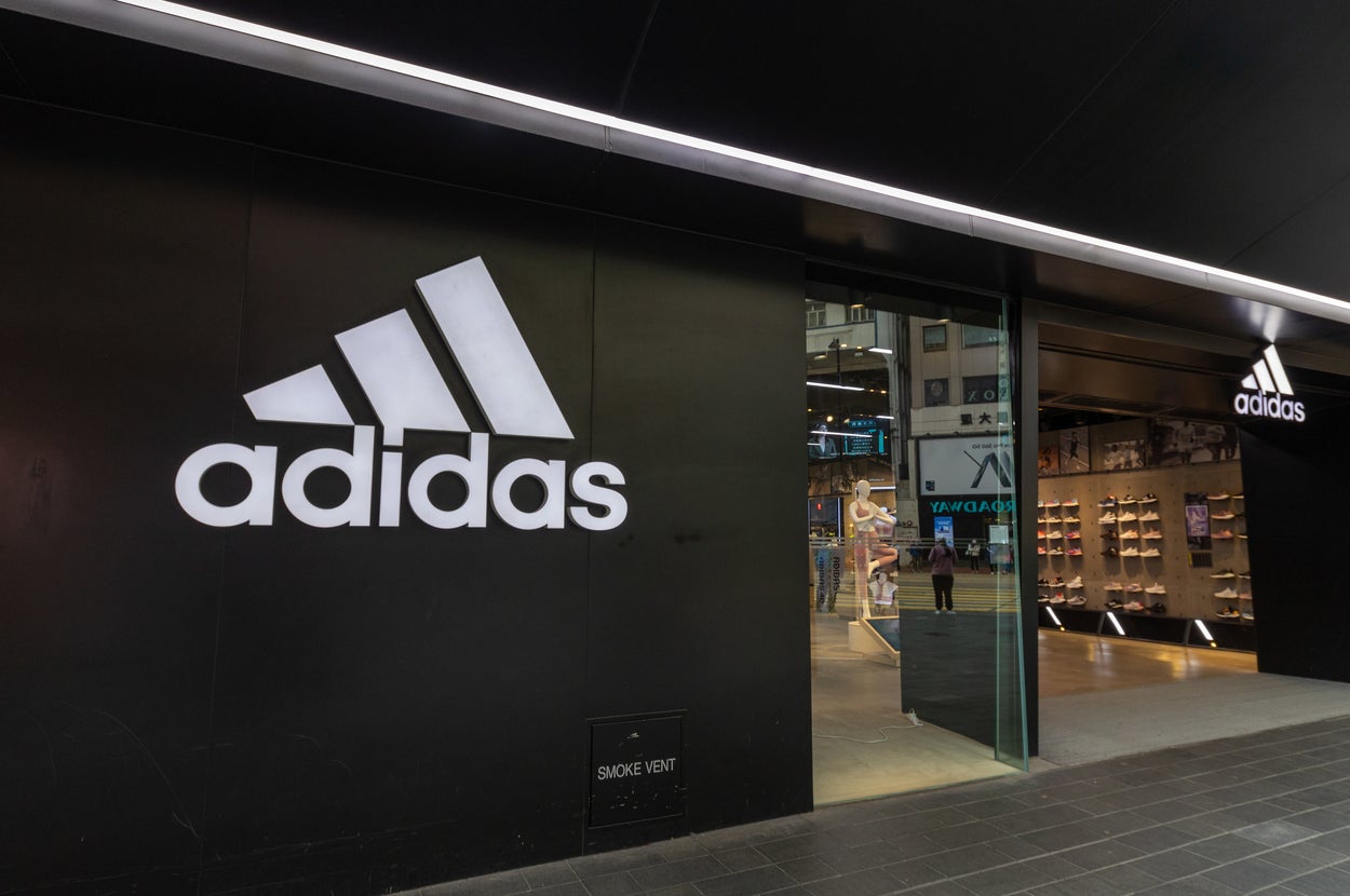 アディダスの店舗外観