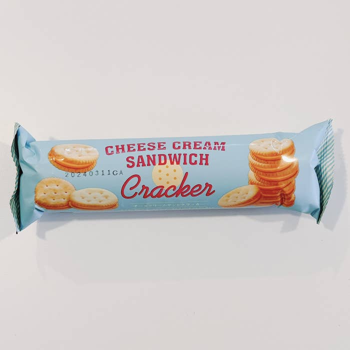 業務スーパーのオススメのお菓子「チーズクリームサンドクラッカー」