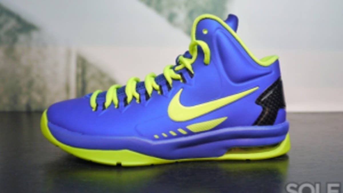 One of the most popular Nike Basketball signatures among the young ones returns in a familar Hyper Blue/Volt color scheme.