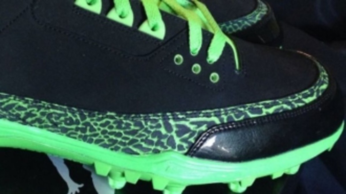 THE SNEAKER ADDICT: Terrell Owens Hit's the Field in Air Jordan 3 Cleats  With The Seahawks