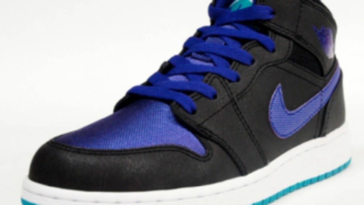The Jordan Brand introduces yet another grade school Air Jordan 1 in an extremely familiar color scheme.