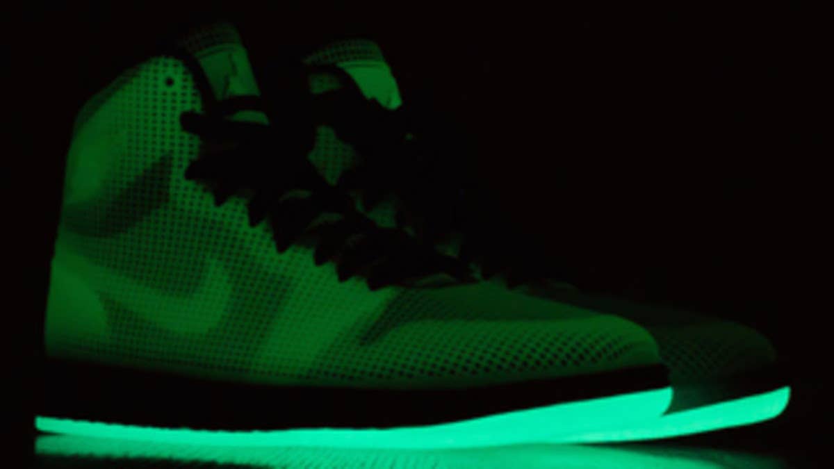 The final Air Jordan 4LAB1 release of 2014 will glow.