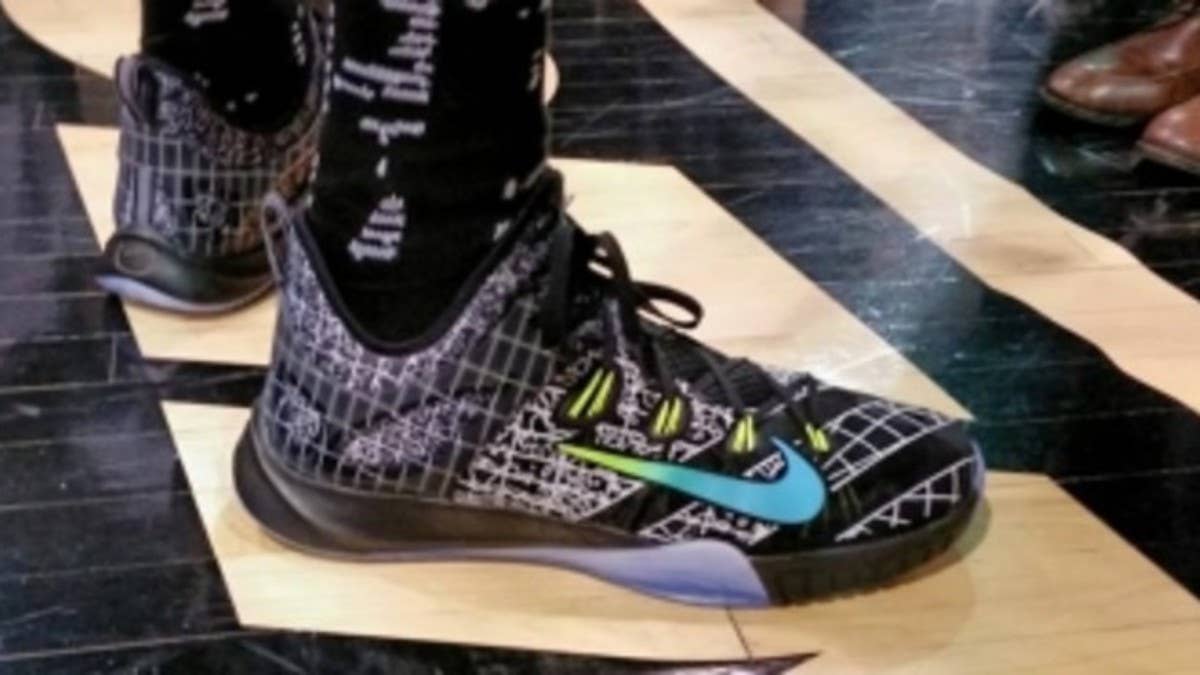 Giannis Antetokounmpo debuts a new look during Rising Stars practice.