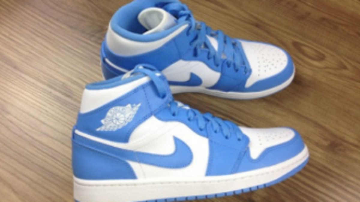 Air Jordan Retro 1 Mid UNC Complex