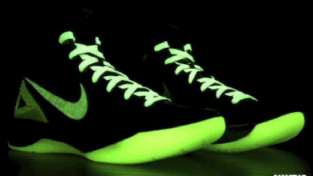 Bring the Hyperdunk 2011 iD to life with NIKEiD's all-new Glow in the Dark options.