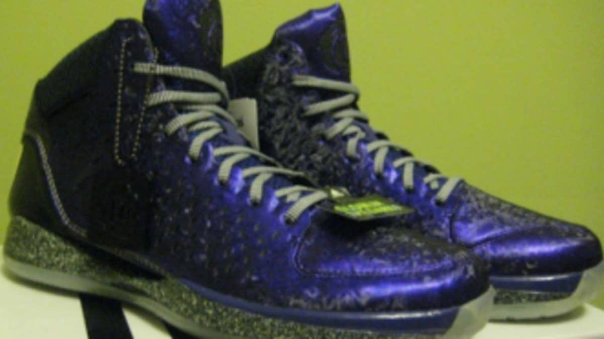 Another look at Derrick Rose's Burton-themed Christmas sneaker.
