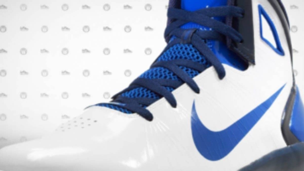 Nike drops another PE colorway of the Hyperdunk 2010 for Dirk to wear in the playoffs.