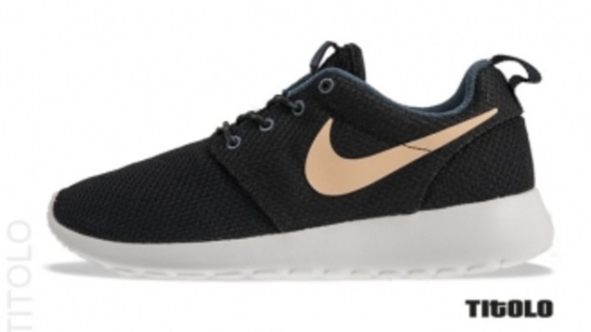 Roshe run black white clearance gold