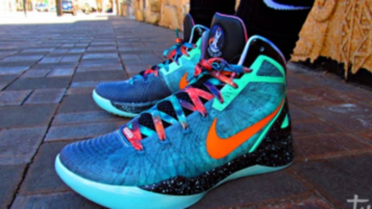 An on-foot look at the Blake Griffin "Galaxy" Hyperdunk 2011 Supreme that everyone has been raving about.