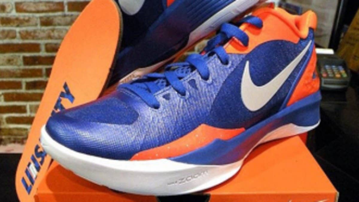 "Linsanity" is still going strong with the upcoming release of this Knicks-themed Hyperdunk 2011 Low PE. 