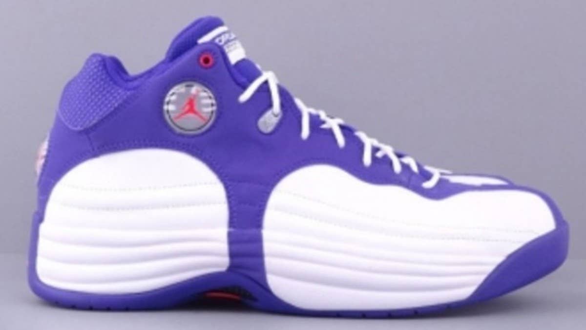 Classic Air Jordan hues come together to create a unique color scheme over the recently reissued Jumpman Team 1.