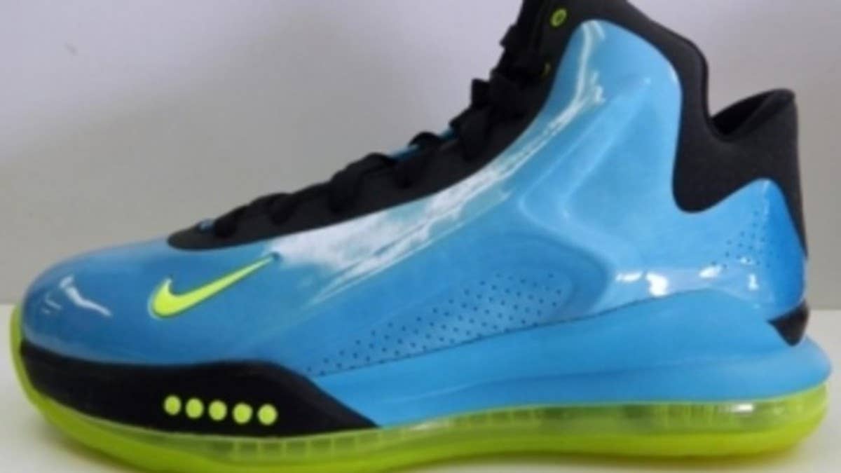 The Zoom Hyperflight Max returns just in time for the holiday season in a vibrant gamma blue-based color scheme.