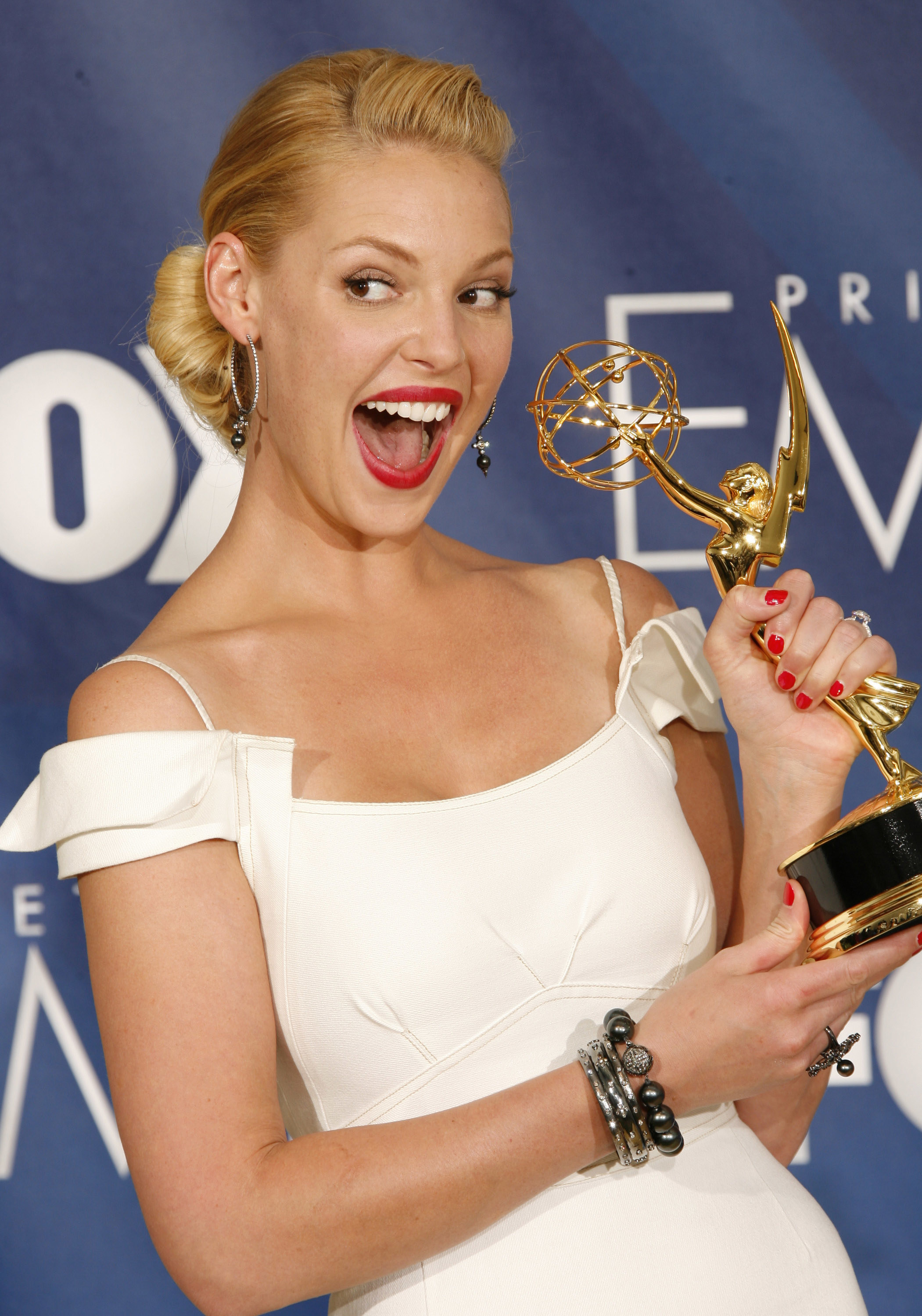 Katherine Heigl holding an Emmy