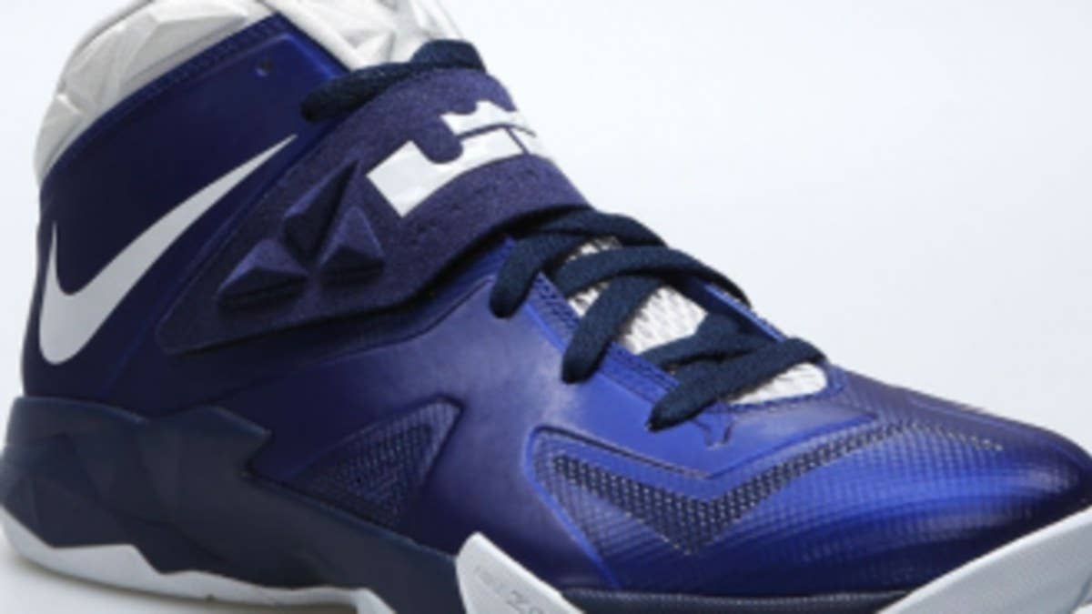 Previewed in White/Black a little more than a week ago, here's a detailed look at the upcoming Nike Zoom Soldier VII in "Deep Royal."